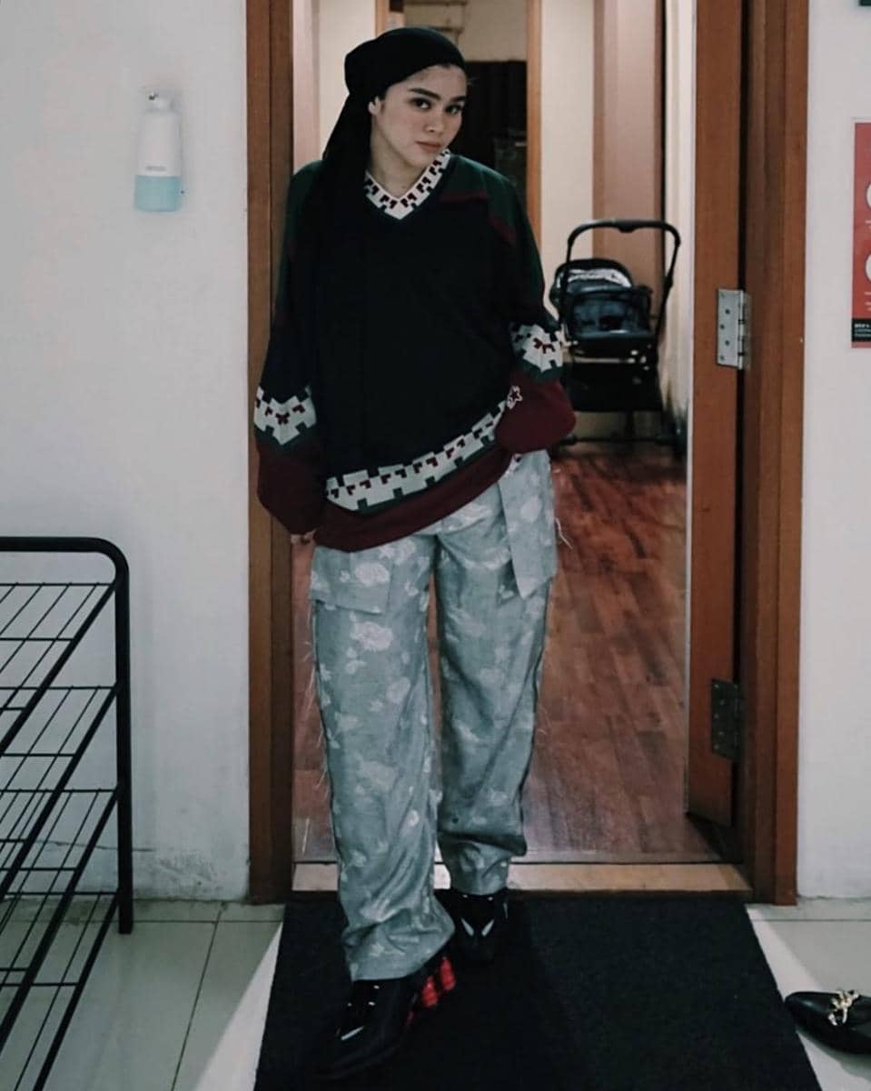 Ide outfit hijab edgy ala Sivia Azizah