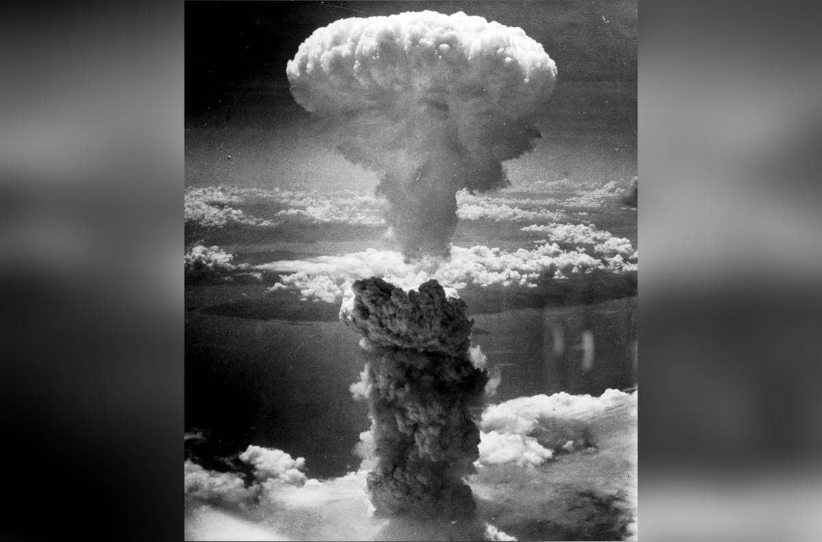 Awan jamur di atas kota Nagasaki setelah pemboman atom pada 9 Agustus 1945. Diambil dari arah barat laut.