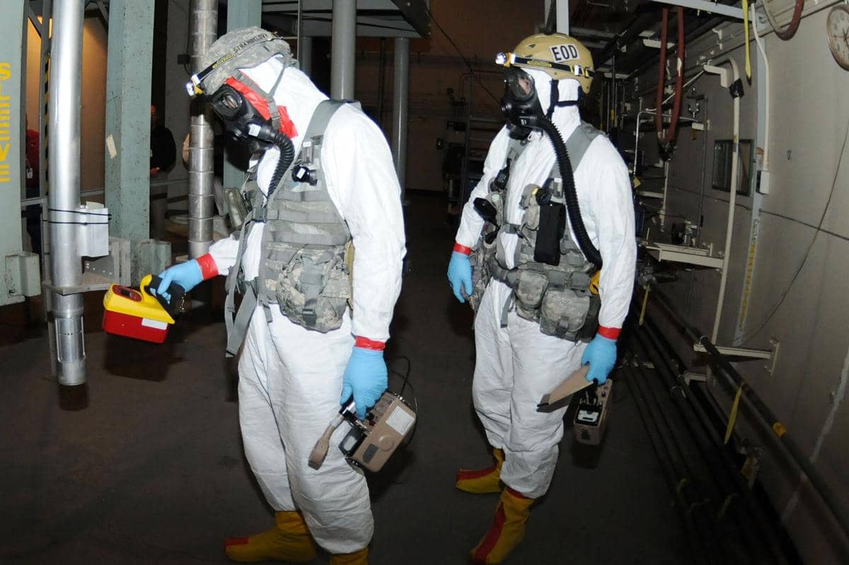 Para teknisi NDT (Non-Destructive Testing) dilatih untuk melakukan operasi di lingkungan yang terkontaminasi dan mendeteksi radiasi.