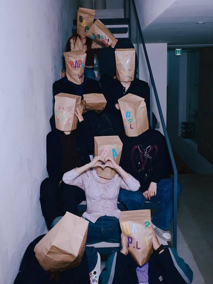 potret BoA dan para karyawan