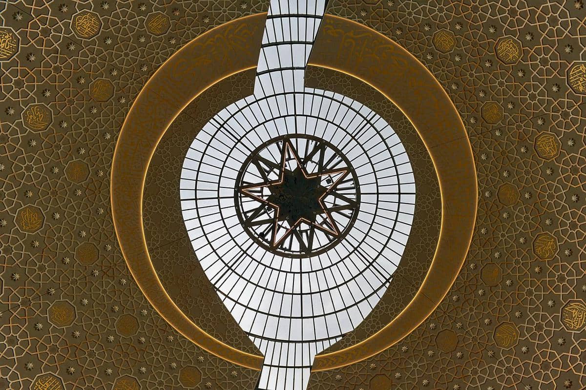 Langit-langit interior dan kubah Masjid Agung Köln.