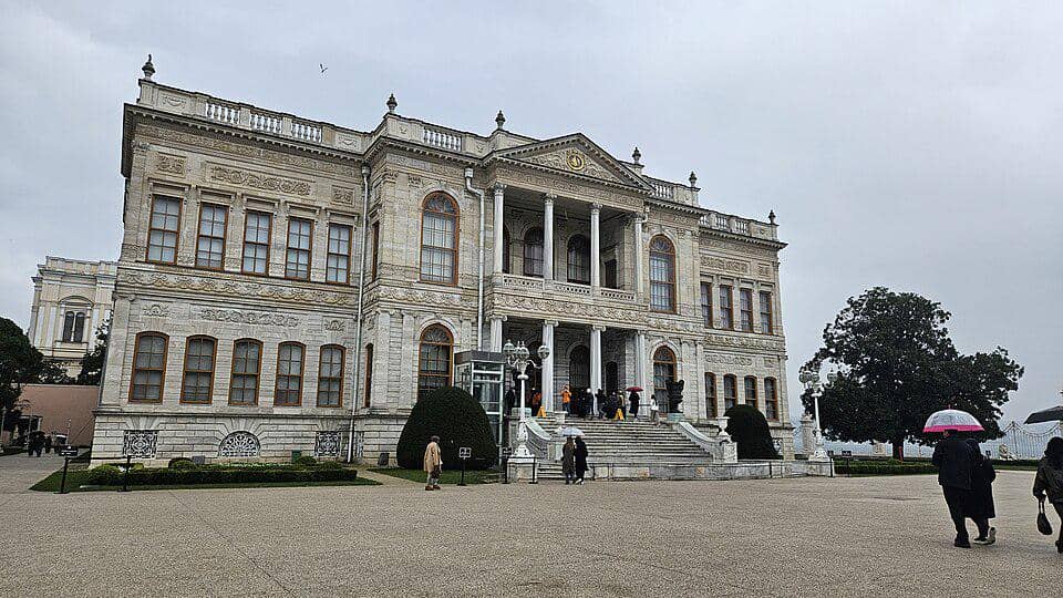 Istana Dolmabahçe di Turki