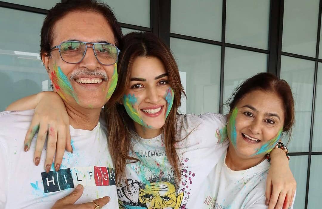 9 Potret Kriti Sanon Rayakan Holi 2026 Bareng Keluarga Tercinta