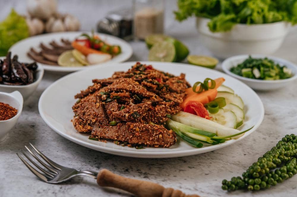 Resep Nam Tok Beef, Olahan Steak dengan Bumbu Salad Refreshing