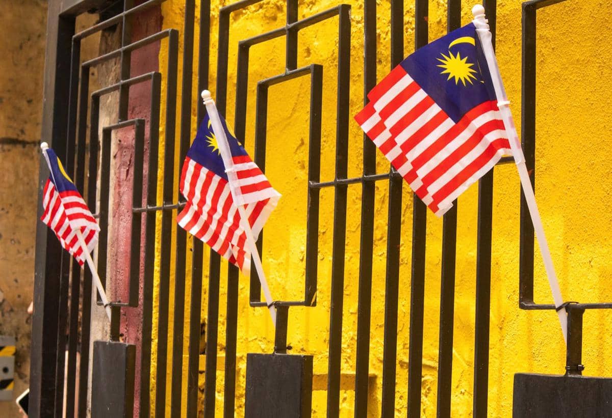 Bendera Malaysia sedang berkibar.