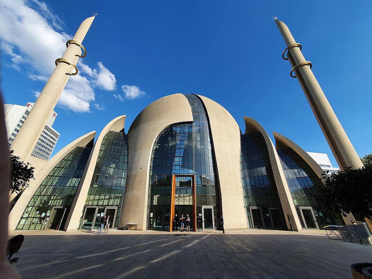 Masjid Agung Köln, juga dikenal sebagai DITIB-Zentralmoschee Köln, yang terletak di distrik Ehrenfeld di Cologne, Jerman. 