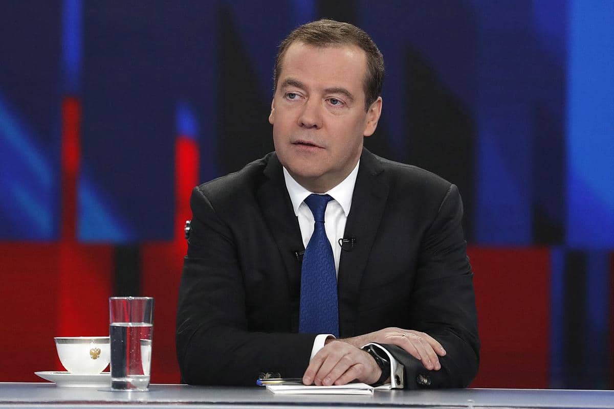 Dmitry Medvedev sedang berbicara.