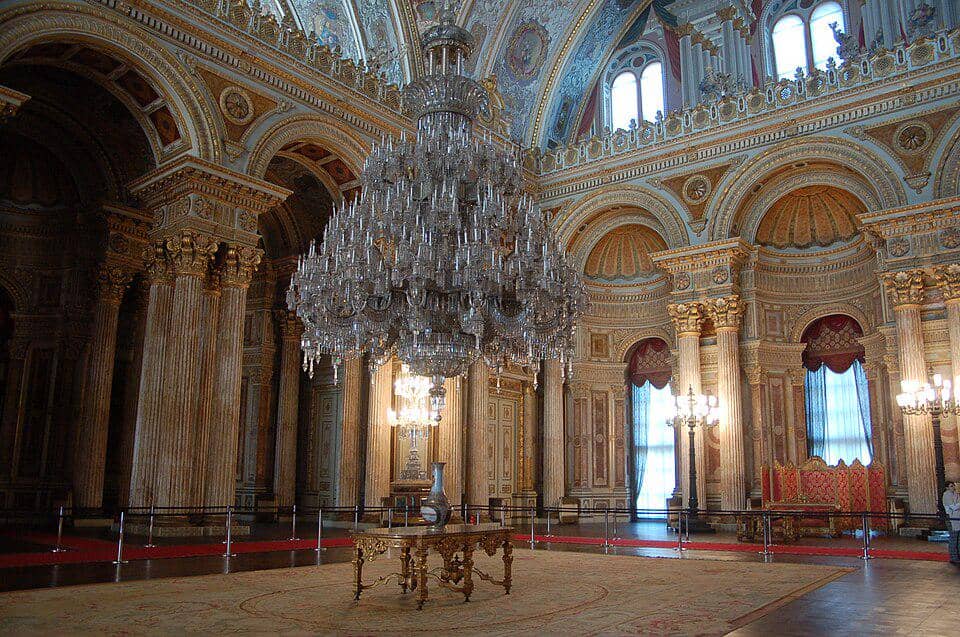 Lampu Gantung Kristal Raksasa