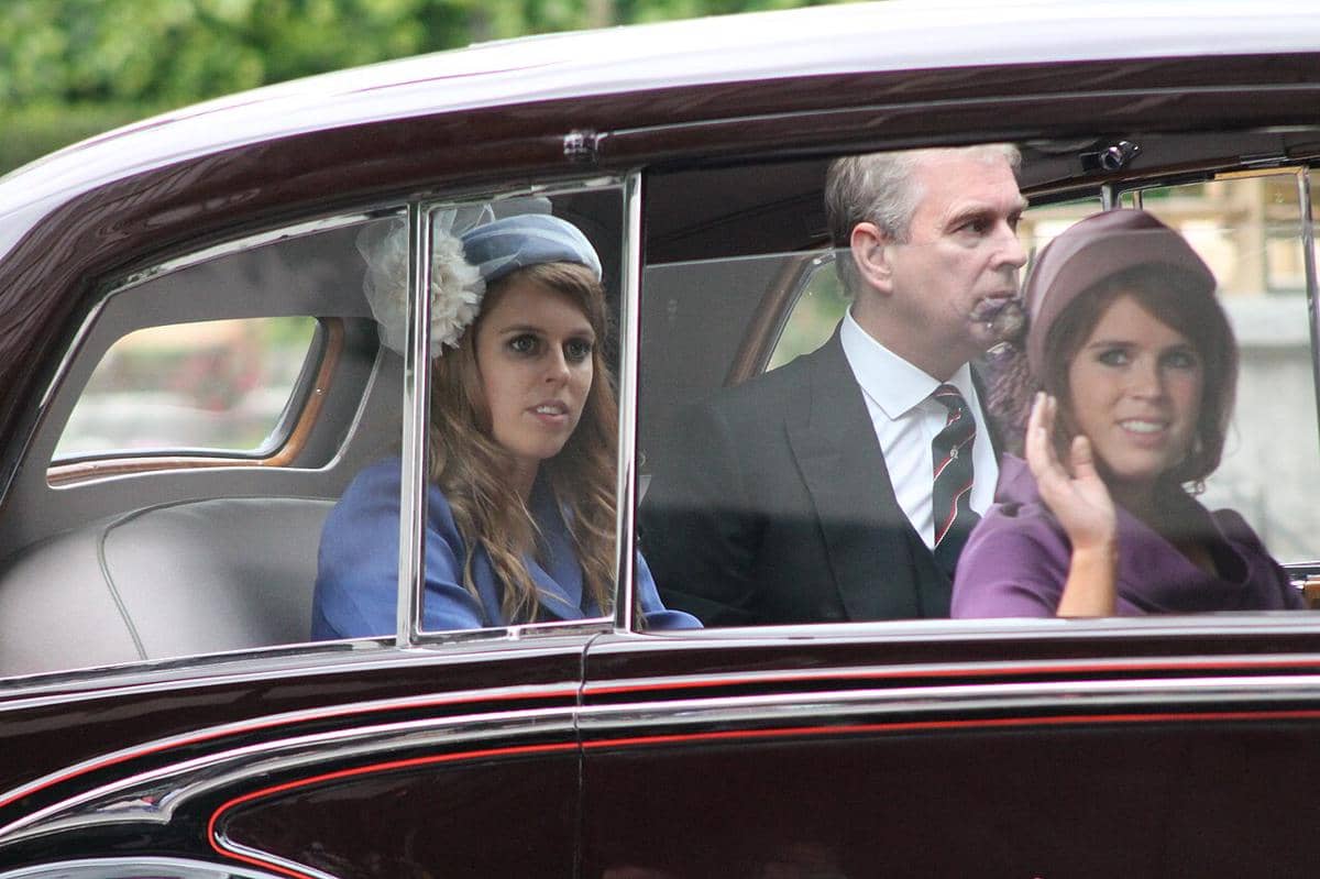 Princess Beatrice (kiri) dan Princess Eugenie (kanan) (Carfax2, CC BY-SA 3.0, via Wikimedia Commons)