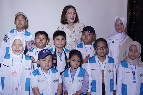 7 Potret Luna Maya Bukber dengan Yayasan Kanker Anak Indonesia