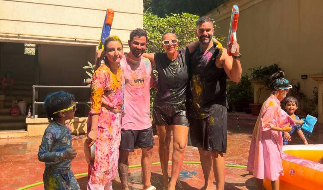 9 Potret Seru Neha Dhupia Rayakan Festival Holi, Bareng Soha Ali Khan 