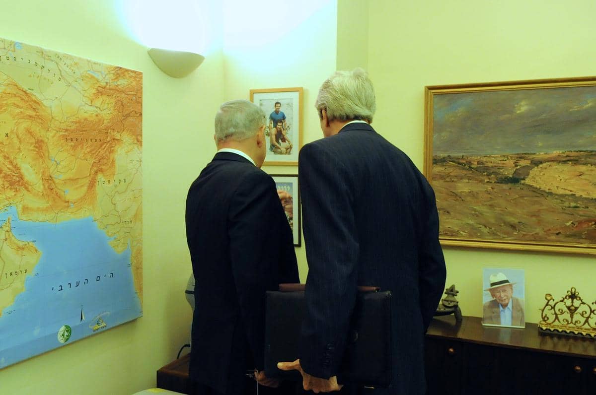 Perdana Menteri Israel Benjamin Netanyahu menunjukkan foto almarhum Yonatan Netanyahu kepada Menteri Luar Negeri AS John Kerry