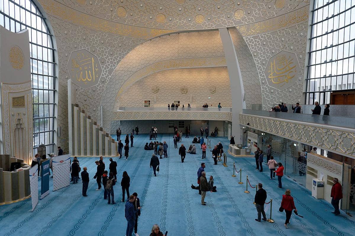 Momen pengunjung di dalam Masjid Agung Köln di Jerman selama Hari Masjid Terbuka. 