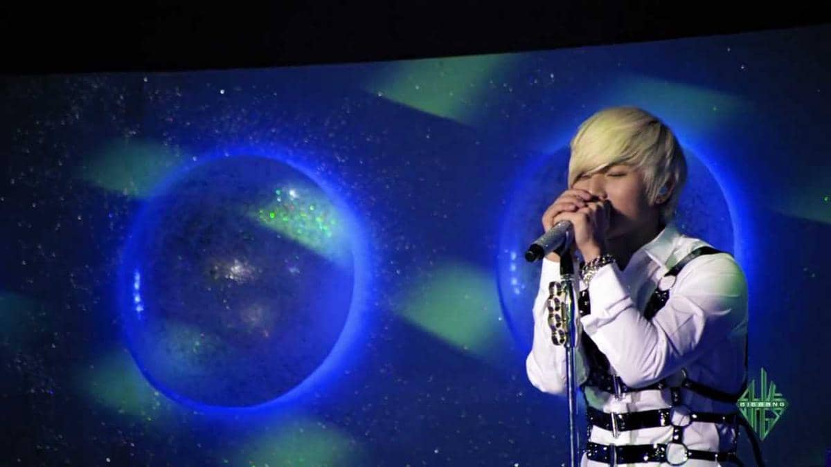 Daesung membawakan "Wings"