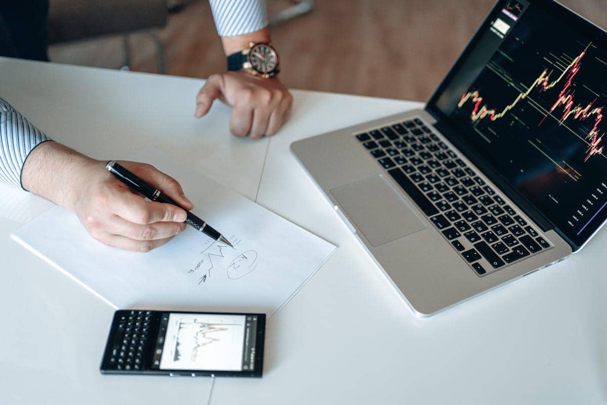 ilustrasi aplikasi saham terbaik 2026