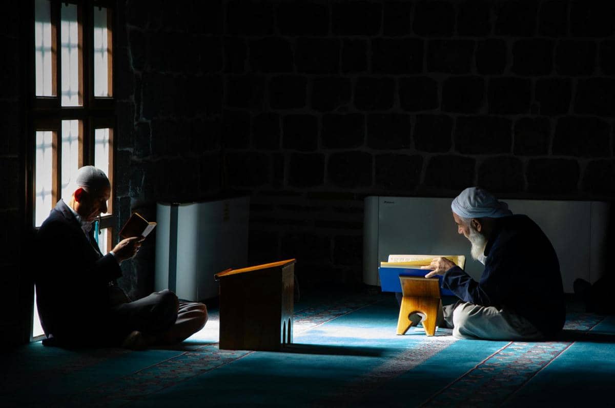 ilustrasi seorang Muslim sedang berdoa setelah gerhana