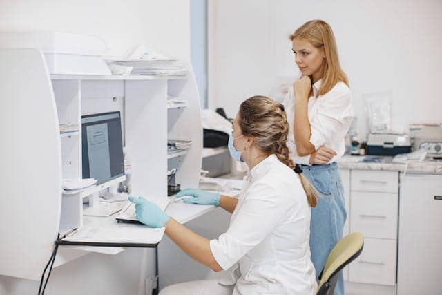 ilustrasi melakukan monitoring lingkungan kerja