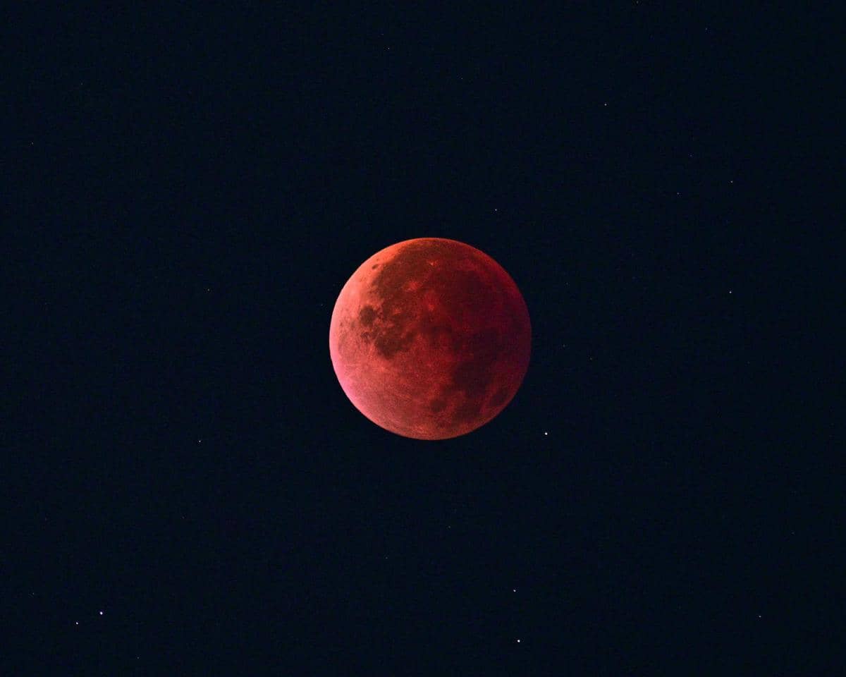 ilustrasi gerhana bulan total