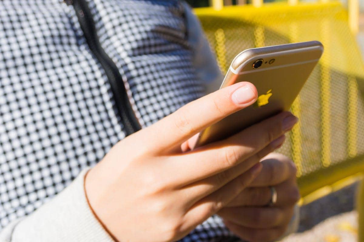 ilustrasi menyimpan nomer telepon penting 