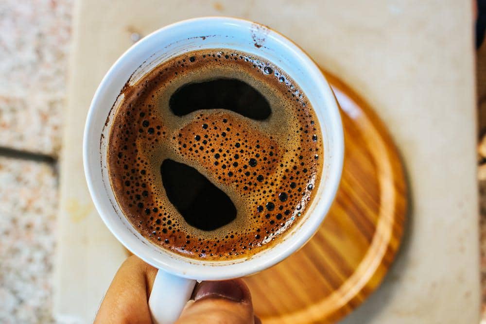 ilustrasi menikmati kopi saat sahur