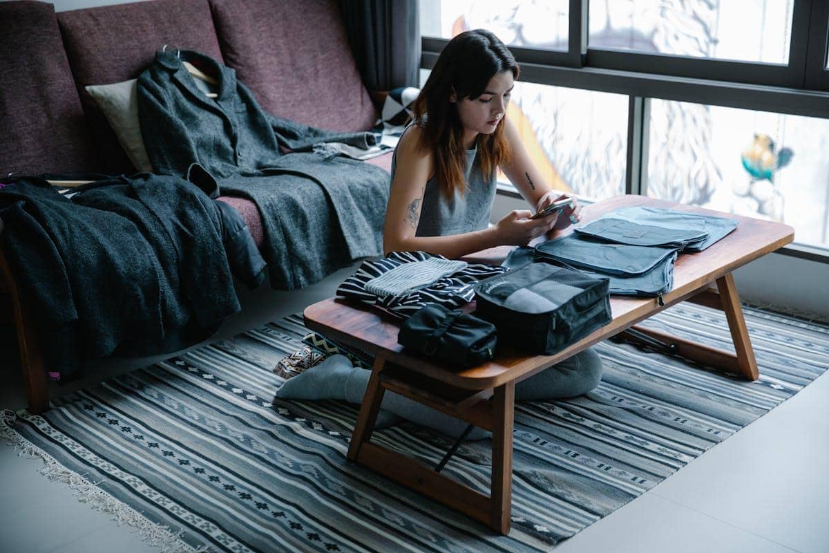 ilustrasi menyiapkan baju ganti 