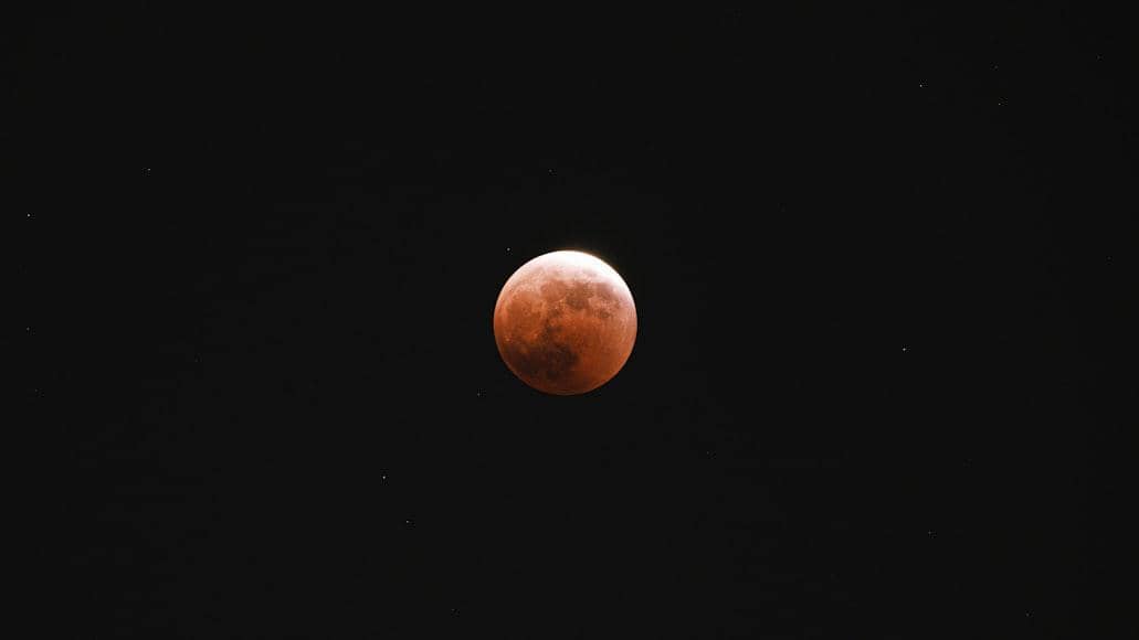 ilustrasi gerhana bulan bertepatan dengan purnama