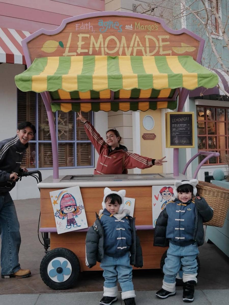 Felicya dan Hito ajak anak ke Universal Studio Beijing