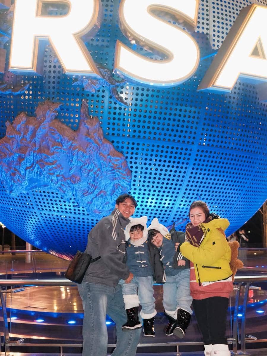 Felicya dan Hito ajak anak ke Universal Studio Beijing.