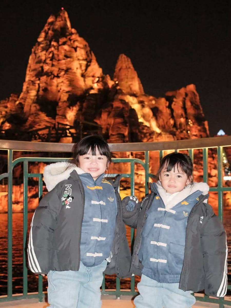 Felicya dan Hito ajak anak ke Universal Studio Beijing
