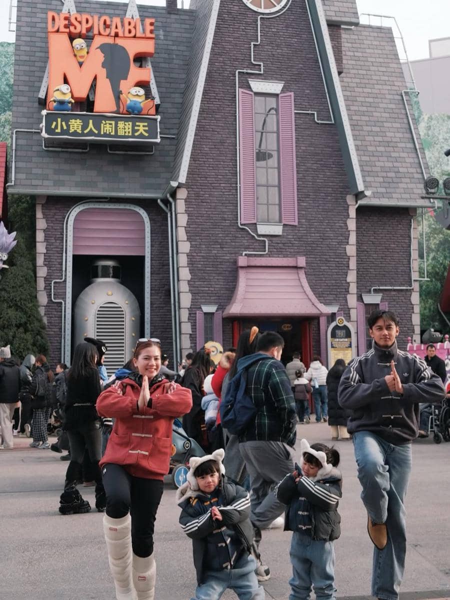 Felicya dan Hito ajak anak ke Universal Studio Beijing