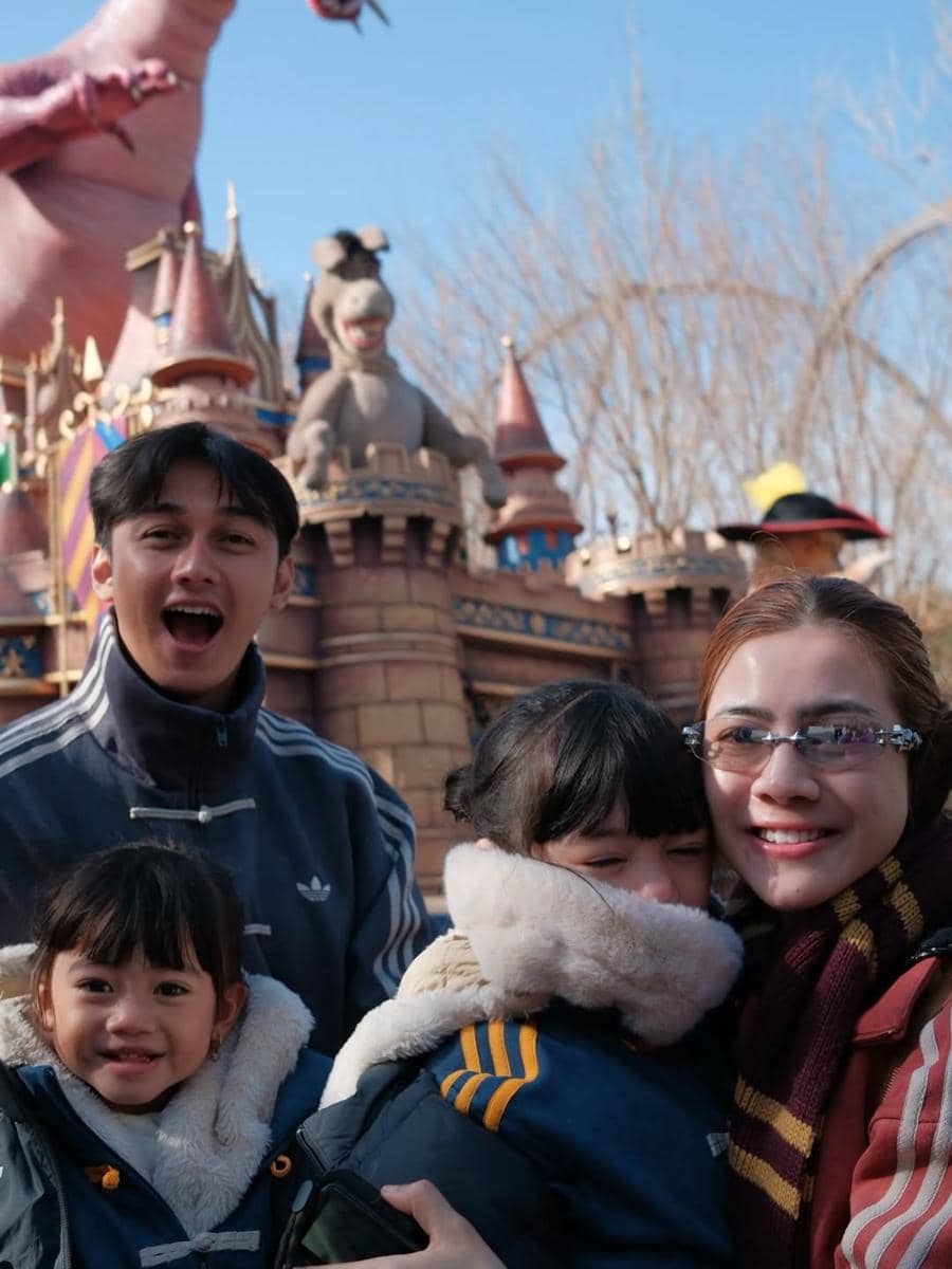 Felicya dan Hito ajak anak ke Universal Studio Beijing
