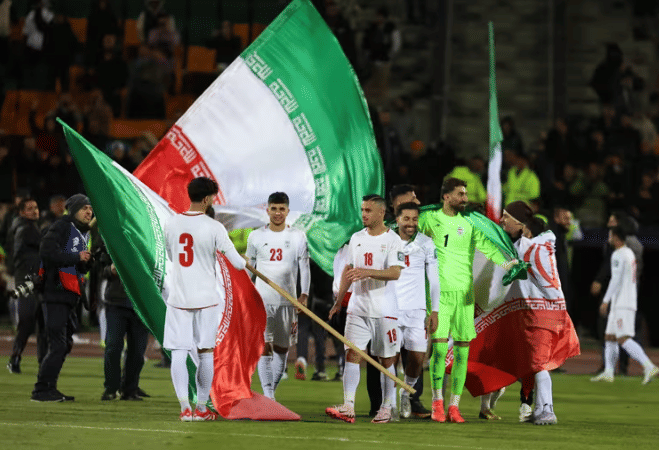 Momen tim sepak bola nasional Iran merayakan kesuksesan lolos ke Piala Dunia.