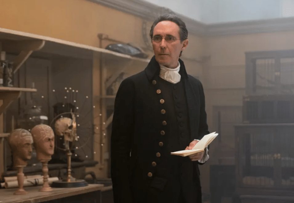 Guy Henry dalam Queen Charlotte: A Bridgerton Story