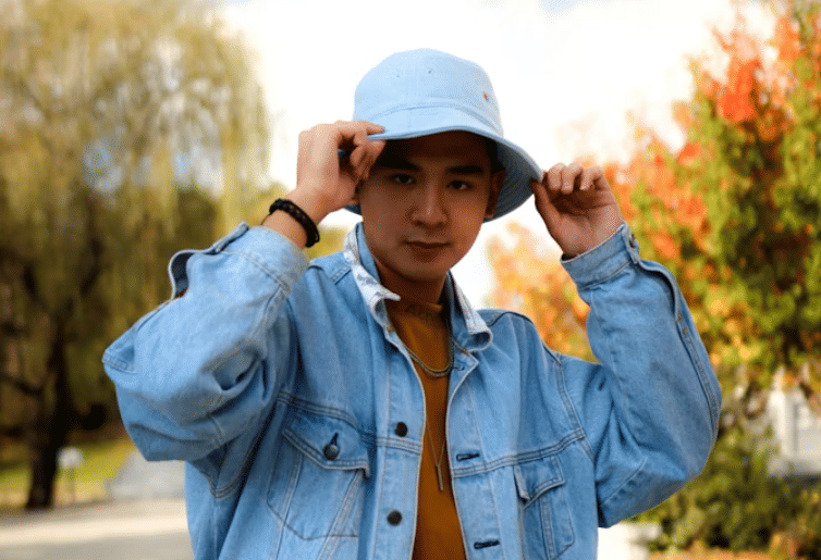 ilustrasi pria dengan topi bucket