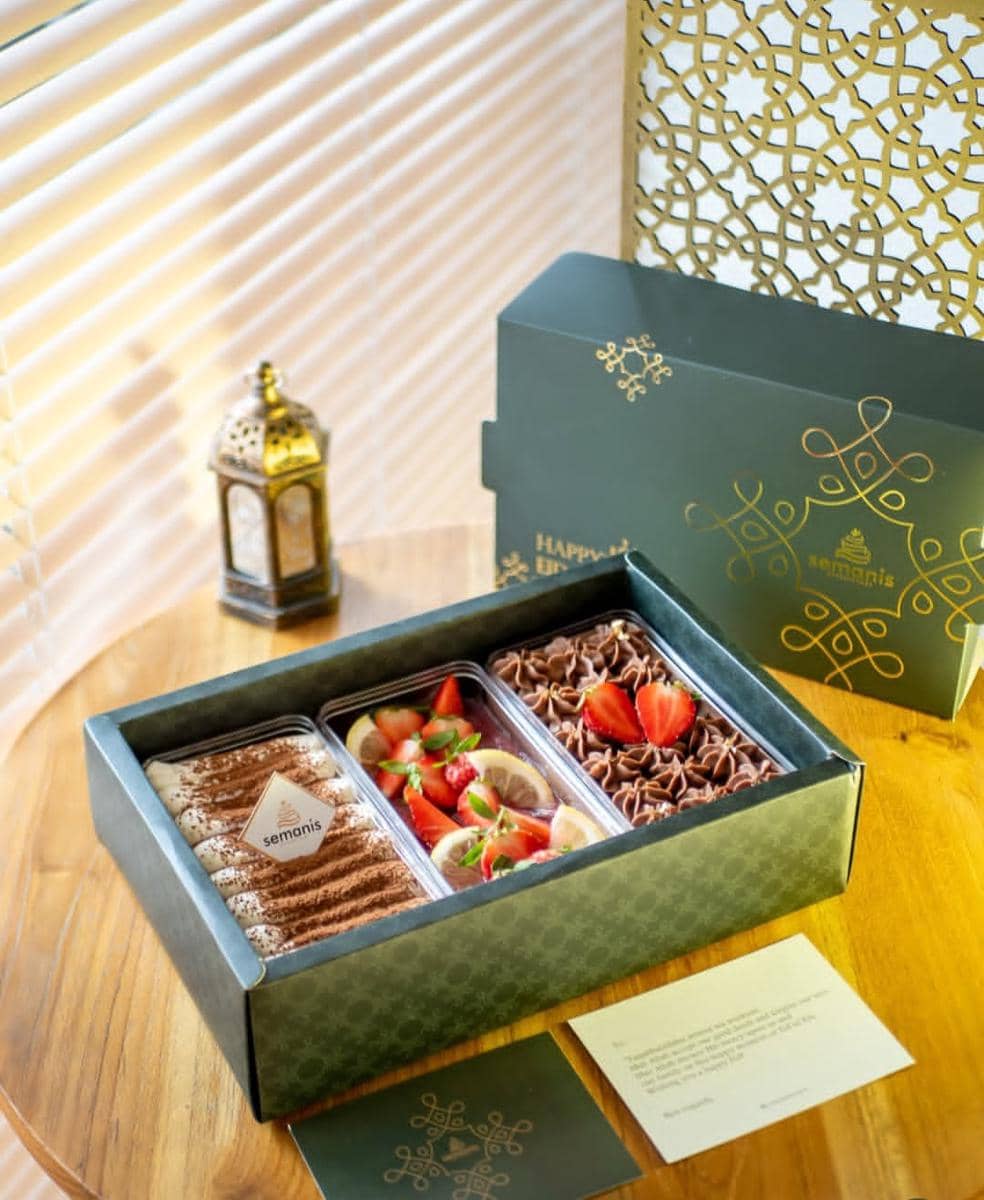 ilustrasi hampers makanan dari Semanis Dessert Tart 