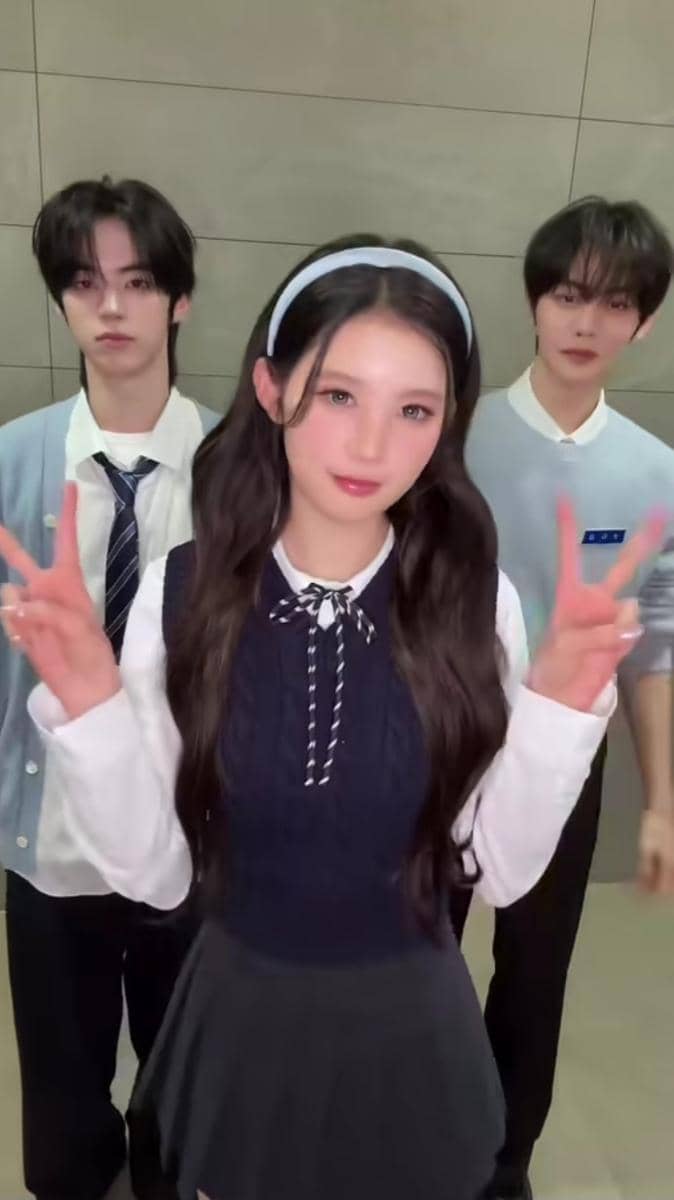 potret idol KPop ikut challenge "RUDE!" Hearts2Hearts 