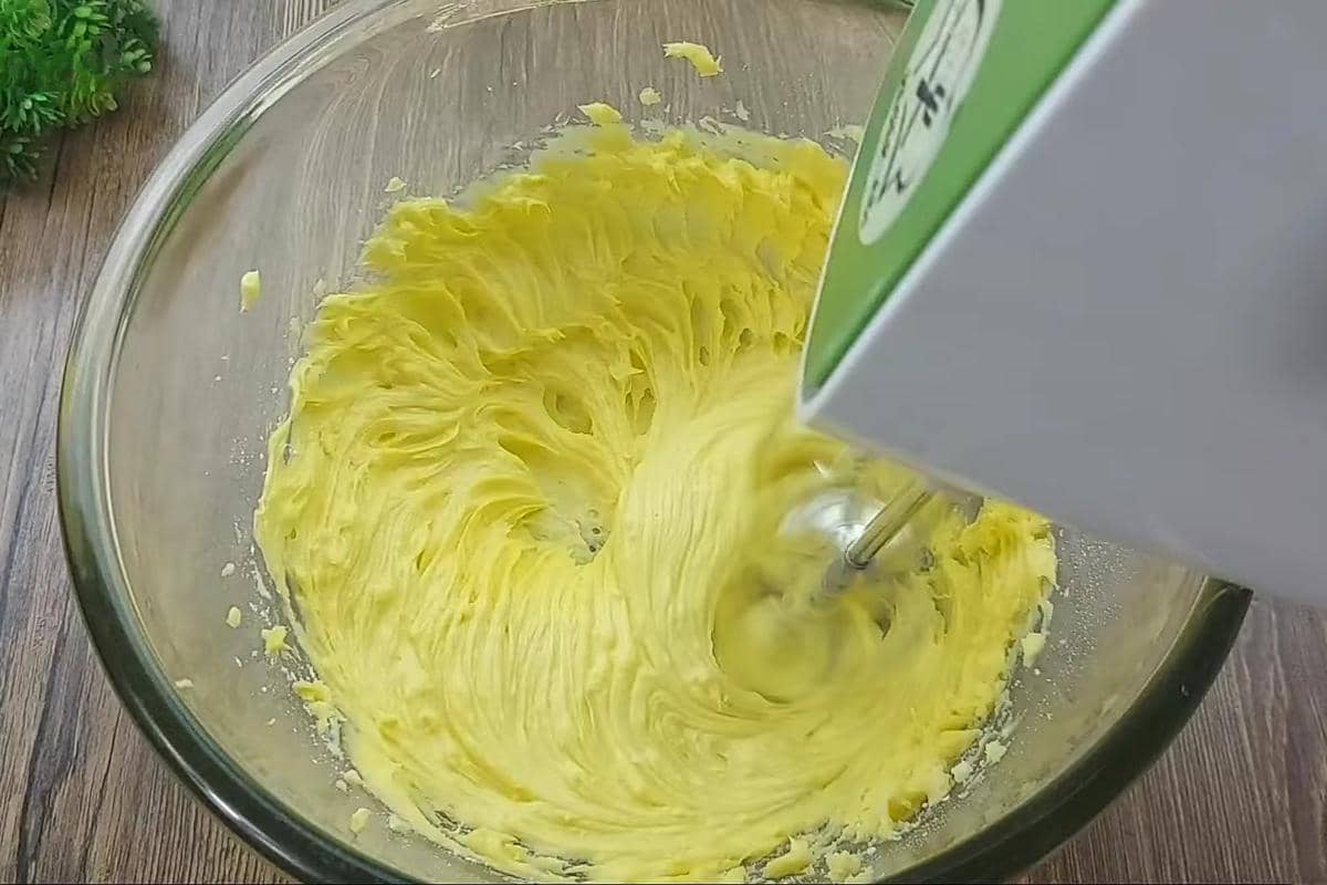 ilustrasi membuat adonan cokelat button cheese cookies 