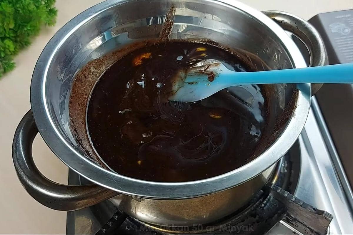 ilustrasi membuat adonan brownies kering mini