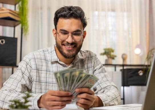 ilustrasi mendapat uang THR