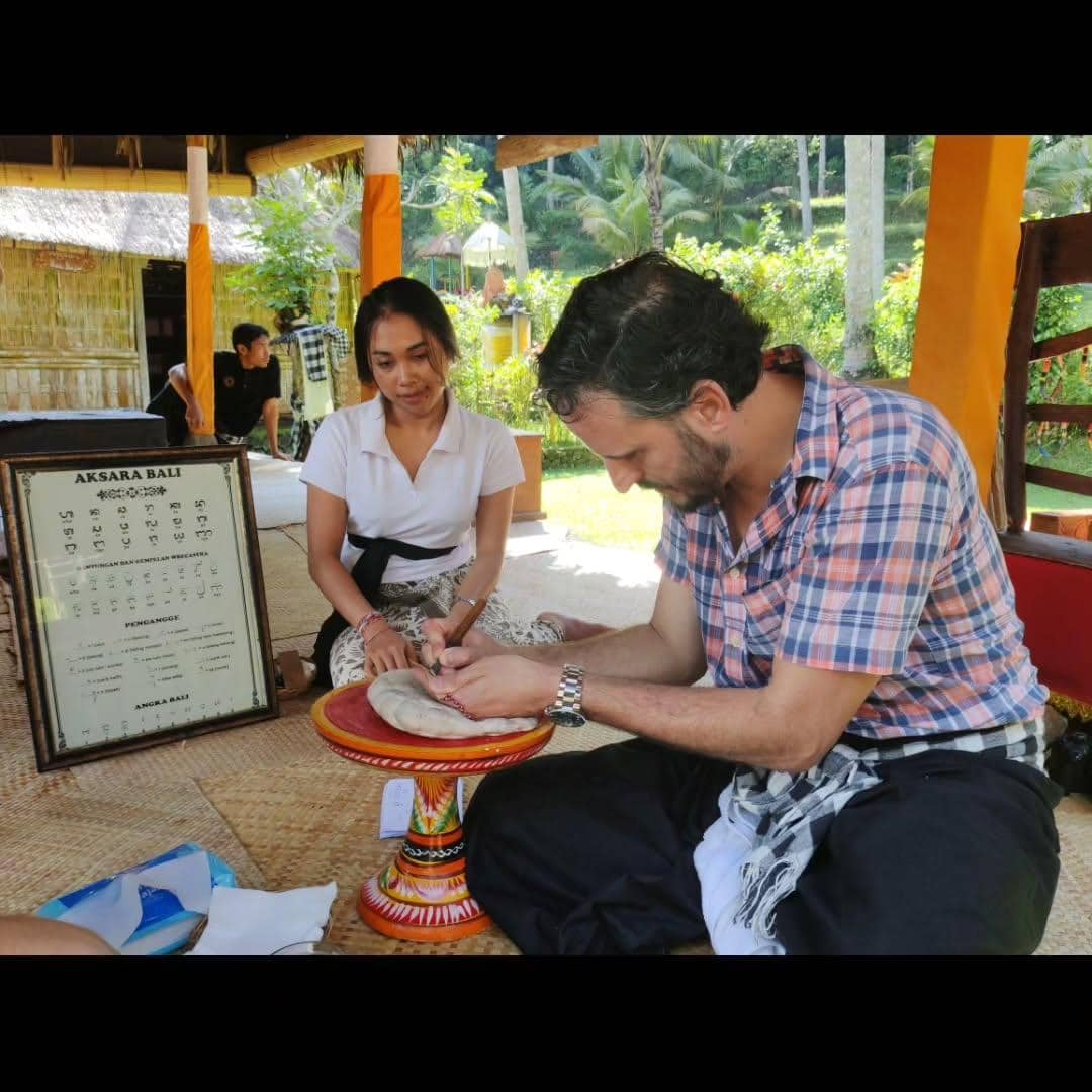 belajar menulis di atas daun lontar