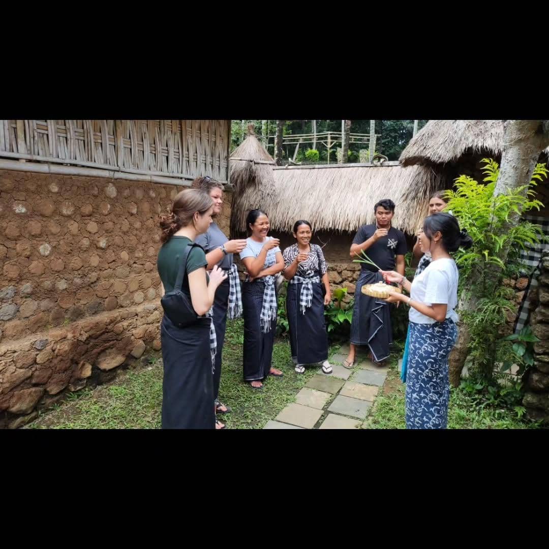 menikmati suasana museum yang teduh dan alami