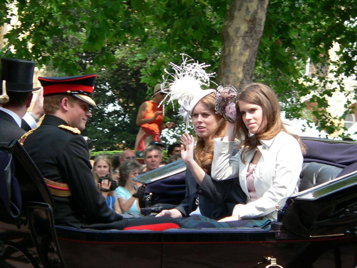 Princess Eugenie (pertama dari kanan) dan Princess Beatrice (kedua dari kanan) pada acara Trooping the Colour 2006 ( S Pakhrin from DC, USA, CC BY 2.0, via Wikimedia Commons)