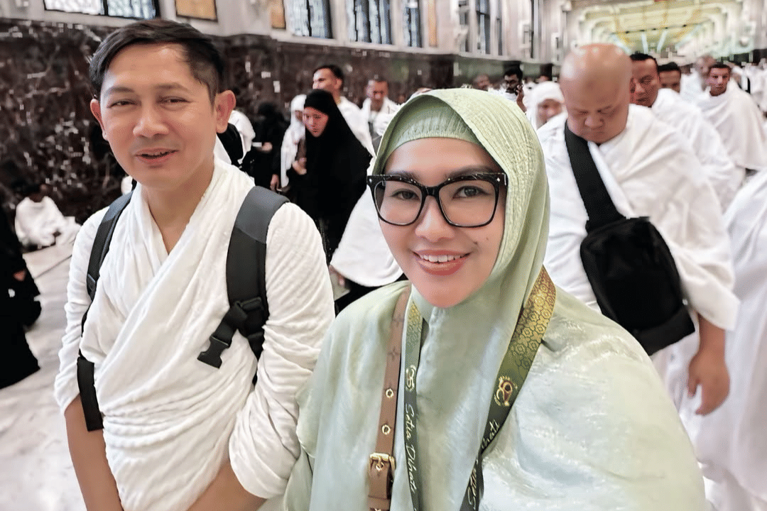 potret Fitri Carlina saat umroh