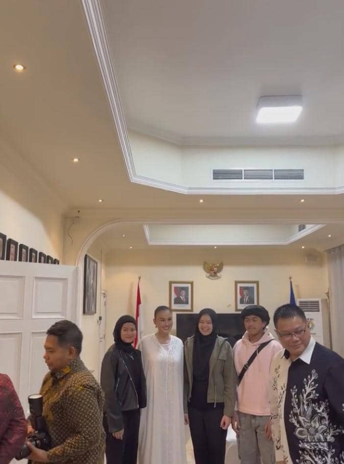 Agnez Mo Ikut Bukber di KJRI Dubai