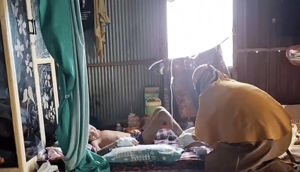 Penderita kusta anak, Fauzan (11) terbaring di rumahnya di Pulau Sembilan, Kotabaru, Kalimantan Selatan. (Dok. Polres Kotabaru)