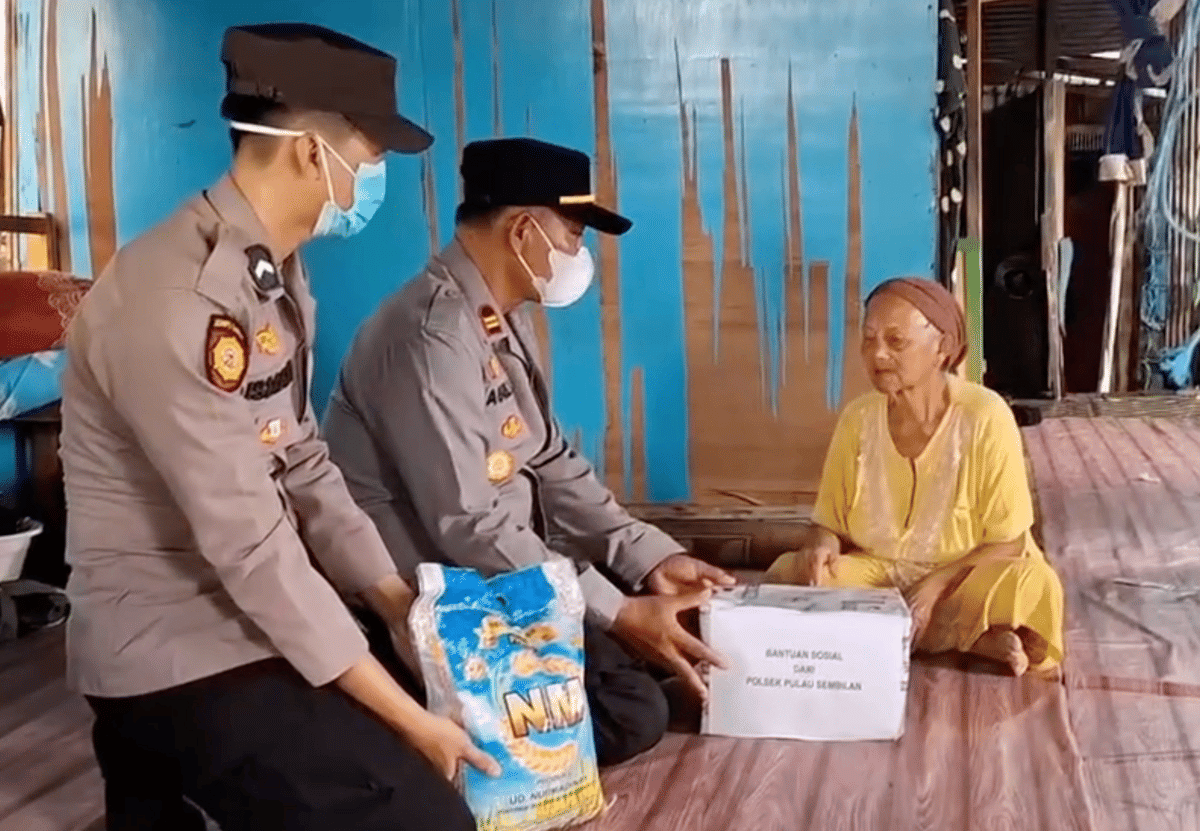 Pemberian bantuan kepada keluarga Fauzan. (Dok. Polres Kotabaru)