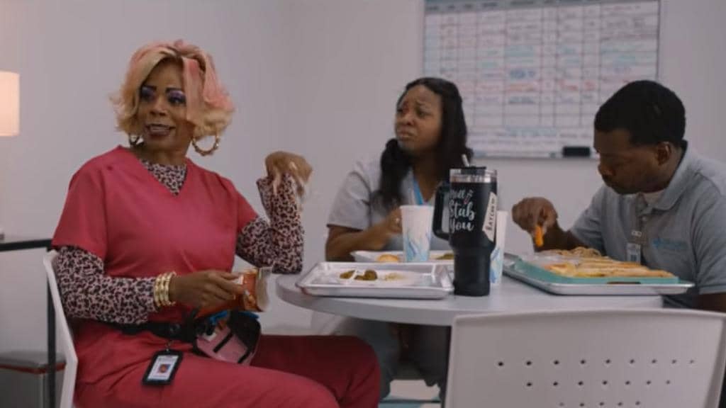 Seorang perawat yang enggan menolong karena sedang makan - Scary Movie 6