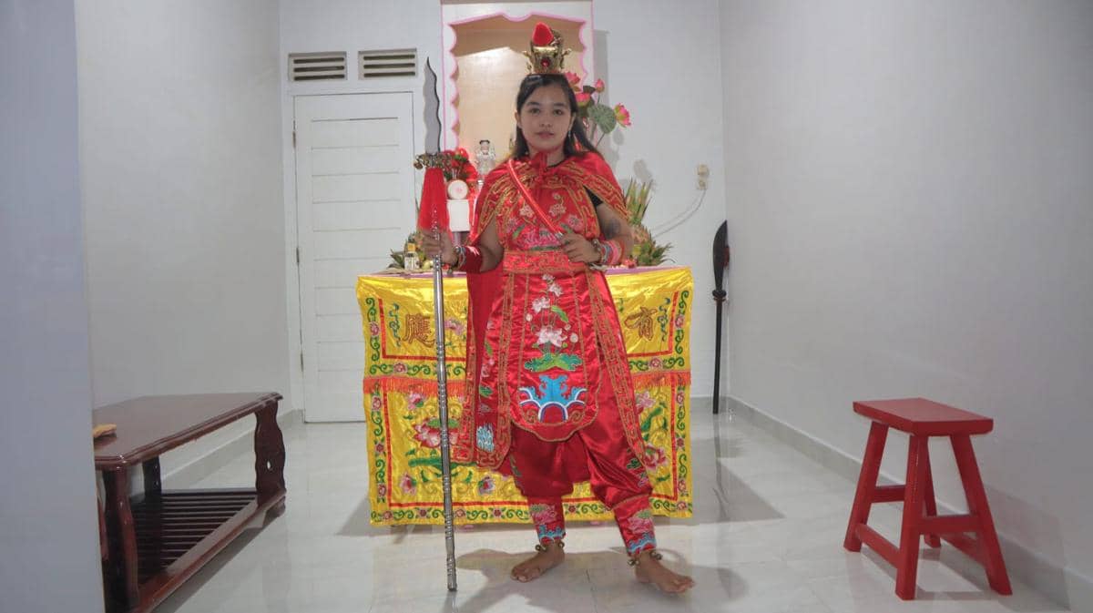 Adelia, warga Pontianak pilih jadi tatung di usia muda. 