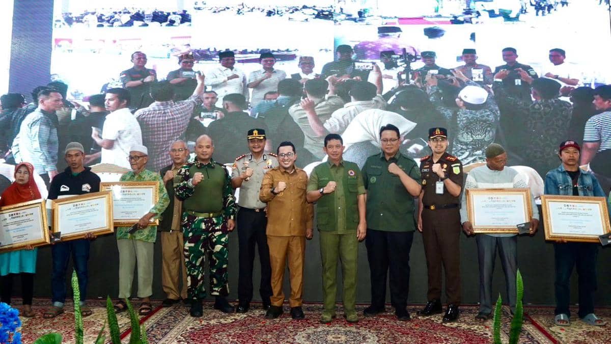 Kepala BNPB, Letjen TNI Suharyanto (kelima kanan) dan Bupati Tanah Datar, Eka Putra (keenam kanan) berfoto bersama warga penerima bantuan Tahap II untuk perbaikan rumah rusak akibat bencana hidrometeorologi Sumatra