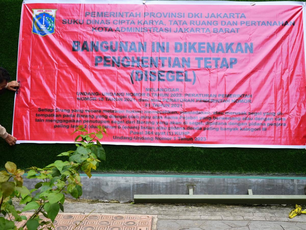 Pemkot Jakbar segel bangunan MMT Padel di SPB Kembangan. (Dok. Pemprov DKI)